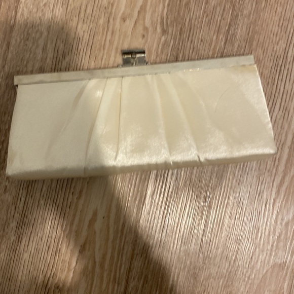 Jessica McClintock white satin clutch - Picture 6 of 7